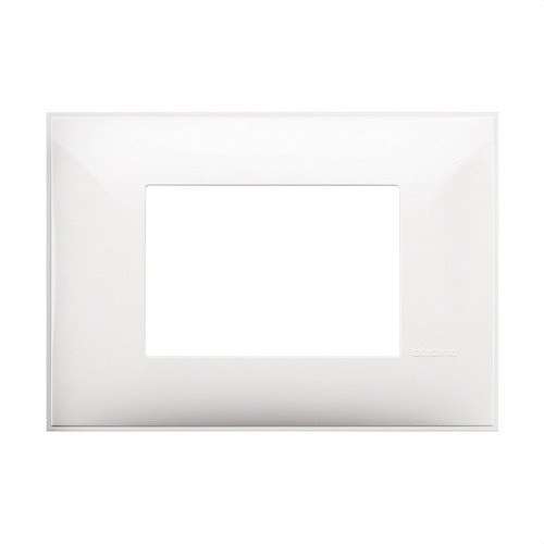 Cornice decorativa a 3 moduli bianca Classia con riferimento R4803RW del marchio BTICINO