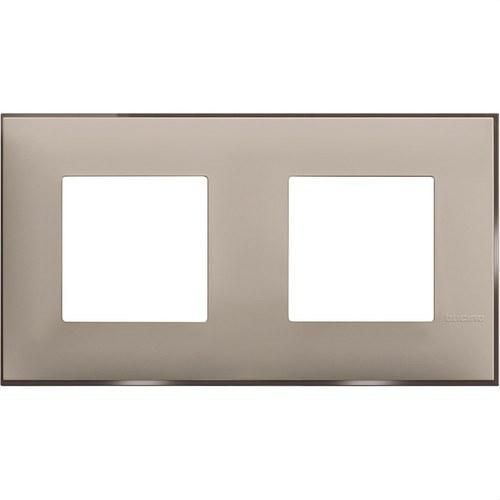 Cornice decorativa per moduli 2x2 in crema satinata Classia con riferimento R4802M2CS del marchio BTICINO