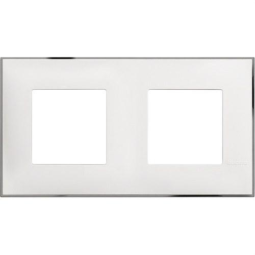 Cornice adattatore 2x2 moduli bianco cromo Classia con riferimento R4802M2WR del marchio BTICINO