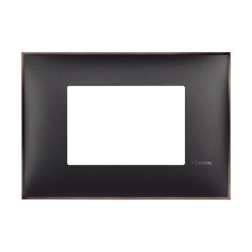 Cornice decorativa a 3 moduli nero nichelato Classia con riferimento R4803BH del marchio BTICINO