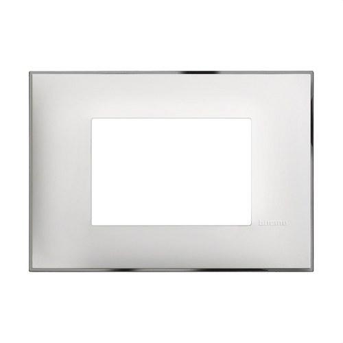 Cornice decorativa a 3 moduli bianco cromo Classia con riferimento R4803WR del marchio BTICINO