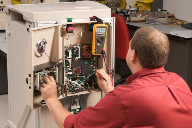 Multimetro Digitale a Valore Efficace Reale Fluke 179 con riferimento 1645996 del marchio FLUKE