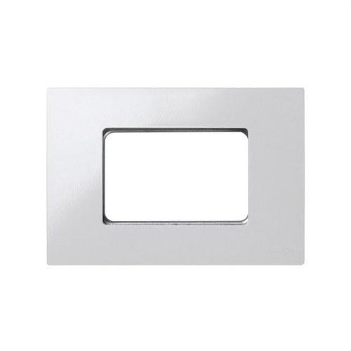 Cornice di 3 mezzi elemento bianco con telaio per scatola americana Simon 27 Play con riferimento 2700613-030 del marchio SIMON
