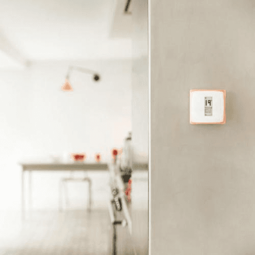Termostato intelligente wireless Legrand Netatmo con riferimento NTH-PRO del marchio LEGRAND